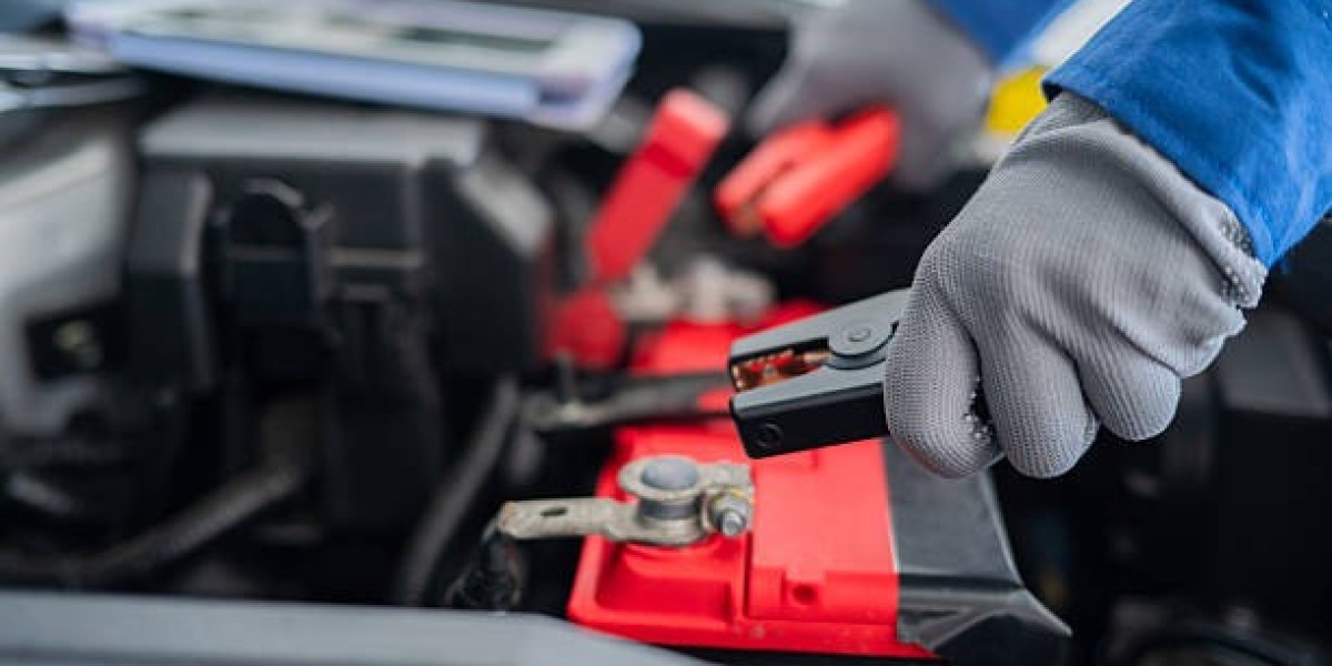 Quale morsetto scollegare per primo quando si lavora sulla batteria dell'auto