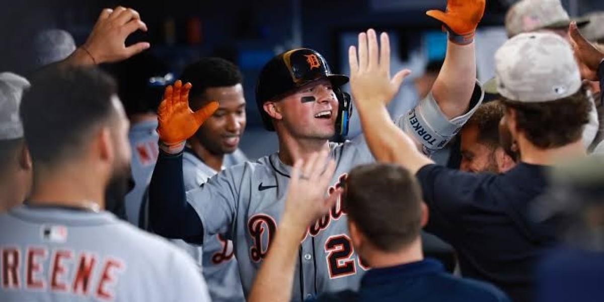 Detroit Tigers signal outfielder Manuel Margot